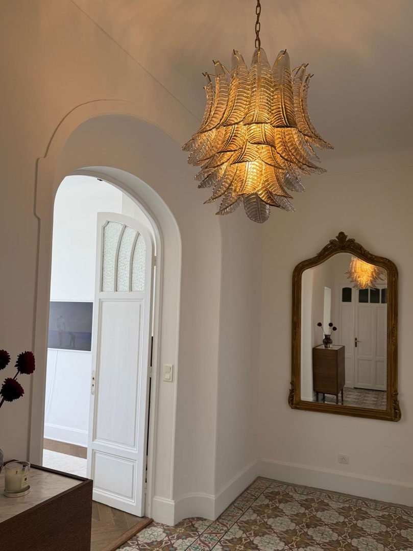 41 smoked felci glasses hanging in hall.
